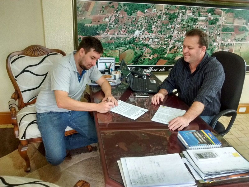  Assinatura do contrato de pavimentação da via lateral na área industrial às margens da BR 472.
